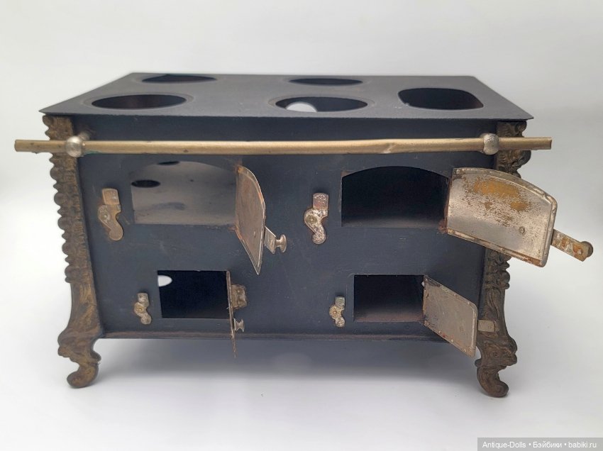 Антикварная кухонная печка с чугунными кастрюлями для кукол (фото 5)