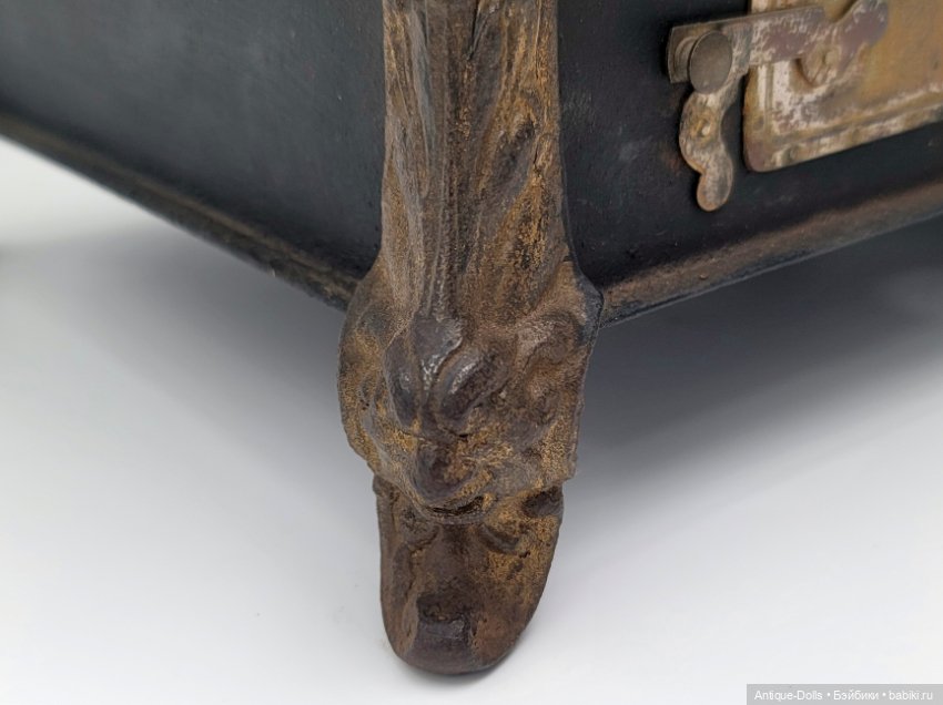 Антикварная кухонная печка с чугунными кастрюлями для кукол (фото 3)