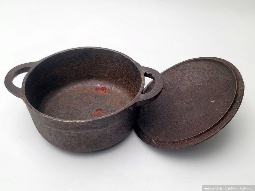 Антикварная кухонная печка с чугунными кастрюлями для кукол
