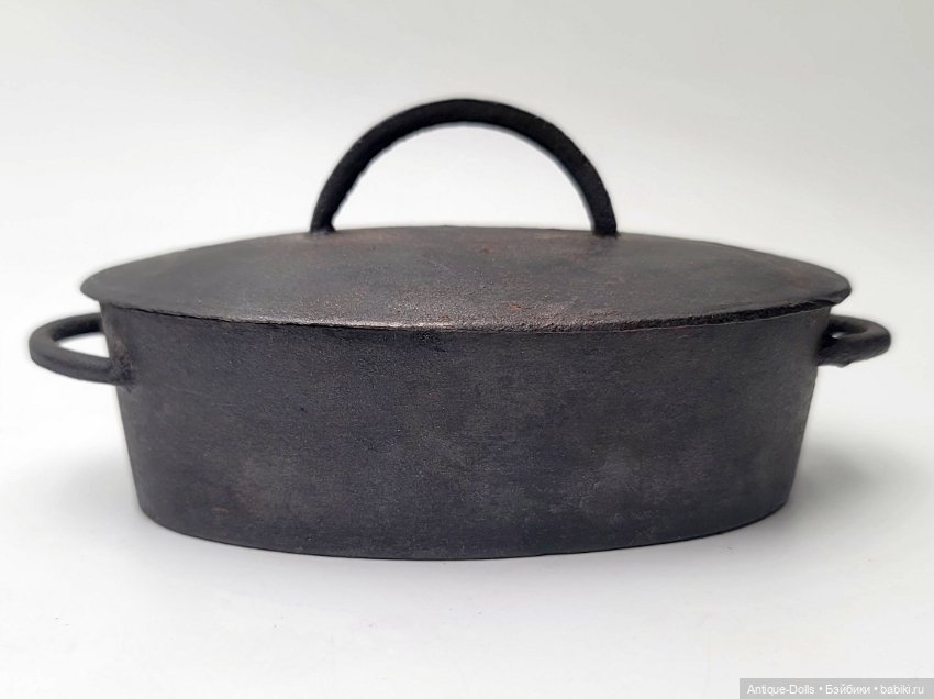 Антикварная кухонная печка с чугунными кастрюлями для кукол