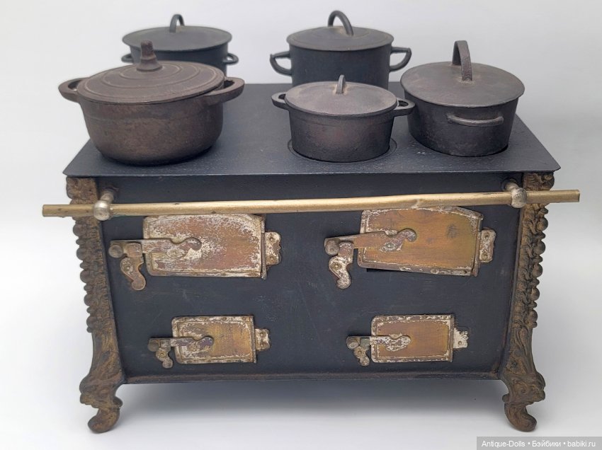 Антикварная кухонная печка с чугунными кастрюлями для кукол