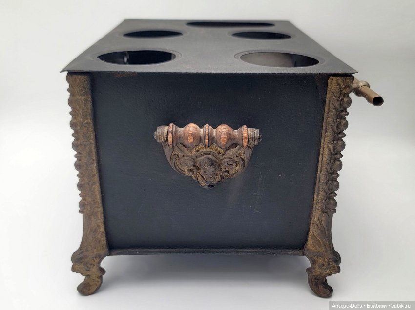 Антикварная кухонная печка с чугунными кастрюлями для кукол (фото 8)