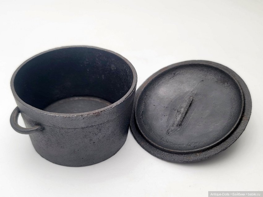 Антикварная кухонная печка с чугунными кастрюлями для кукол (фото 10)
