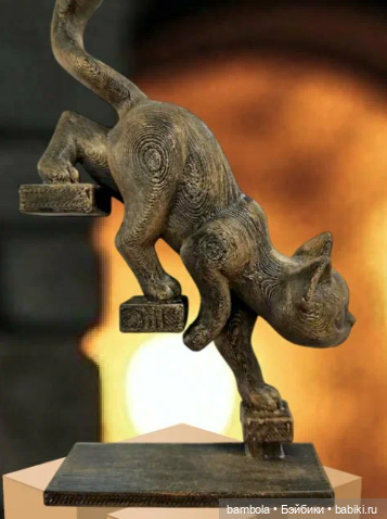 Статуэтка Котик спускается по лестнице