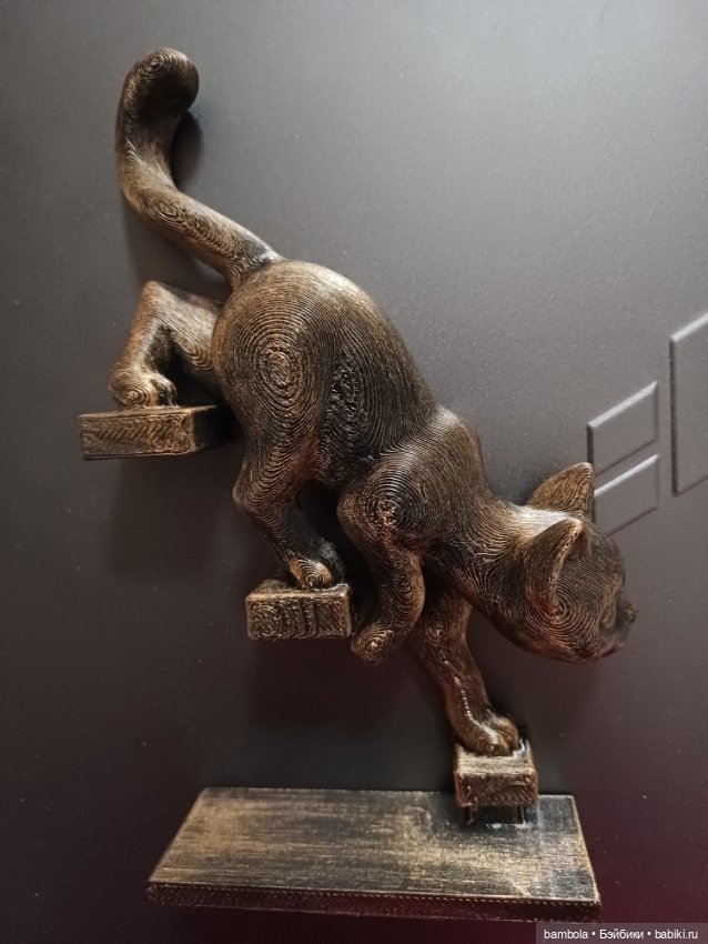 Статуэтка Котик спускается по лестнице (фото 3)