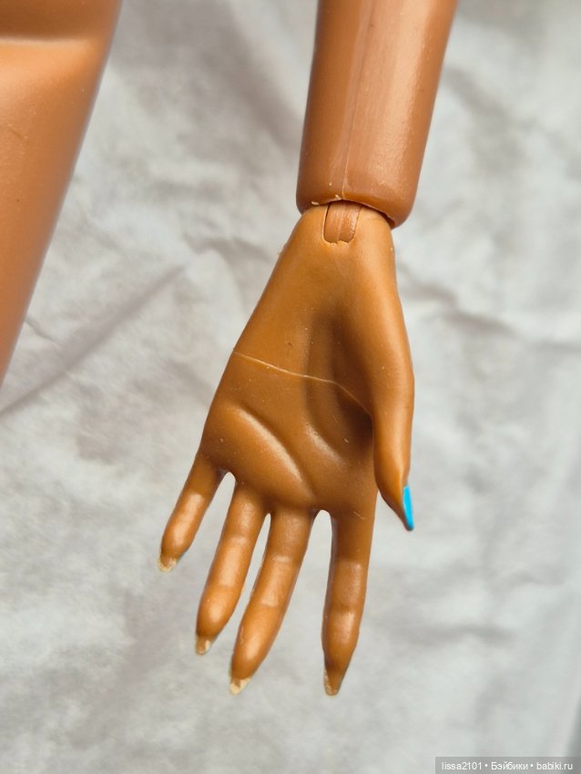 Very Necessary Hollis Hughes нюд