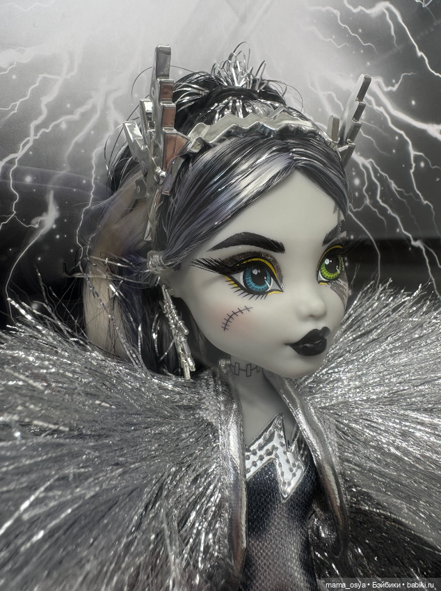Monster High SDCC 2022 Exclusive Voltageous Frankie Stein (фото 3)