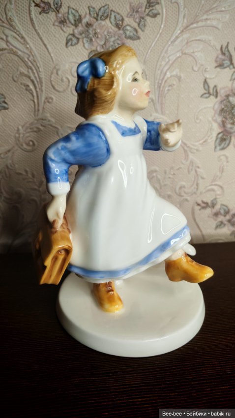 Статуэтка девочка с портфелем Royal Doulton 3685 Hometime