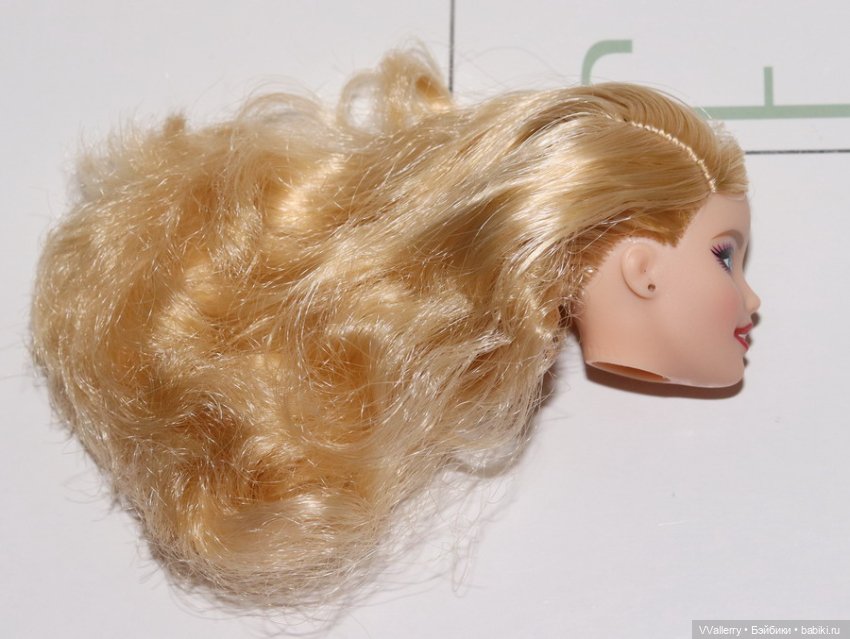 Голова 2019 Holiday Barbie