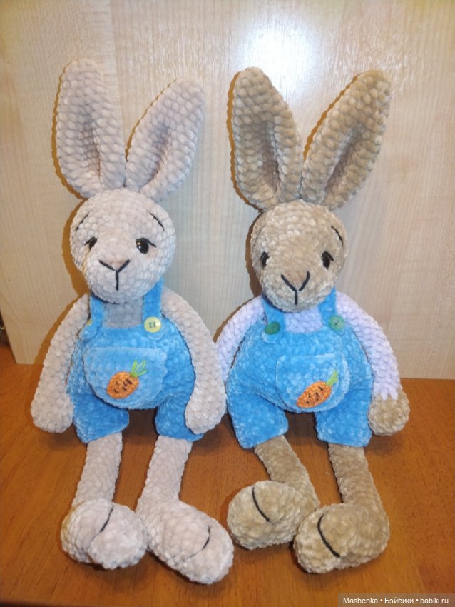 Мягкие плюшевые вязаные зайцы