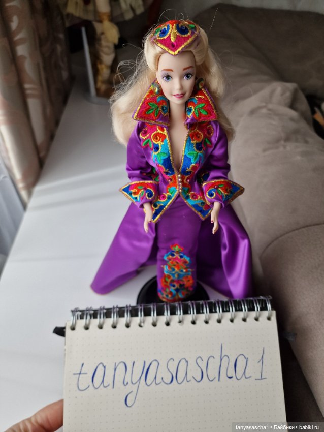 Фарфоровая Barbie Royal Splendor (фото 3)