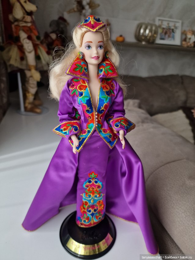 Фарфоровая Barbie Royal Splendor (фото 6)