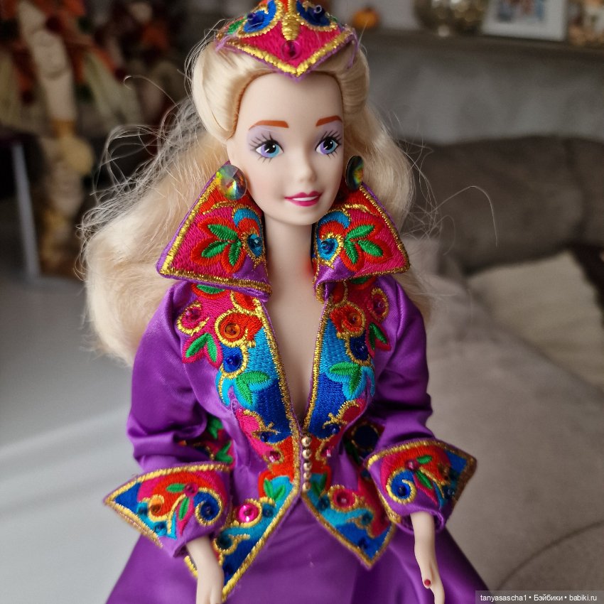 Фарфоровая Barbie Royal Splendor (фото 5)