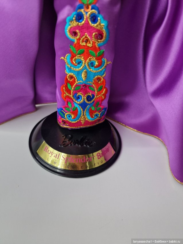 Фарфоровая Barbie Royal Splendor (фото 4)