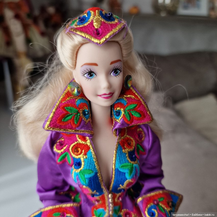 Фарфоровая Barbie Royal Splendor (фото 2)