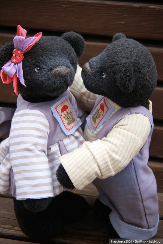 Парочка темно-синих медведе