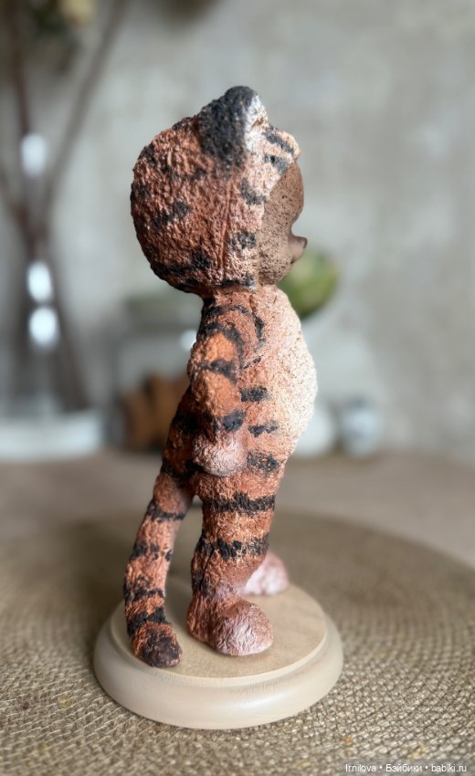 Статичный мишка в костюме тигра (фото 3)