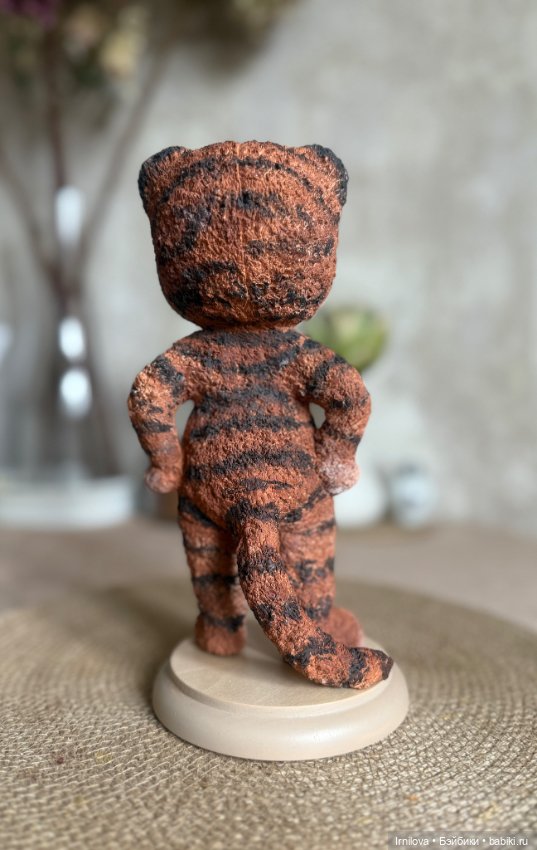 Статичный мишка в костюме тигра (фото 2)