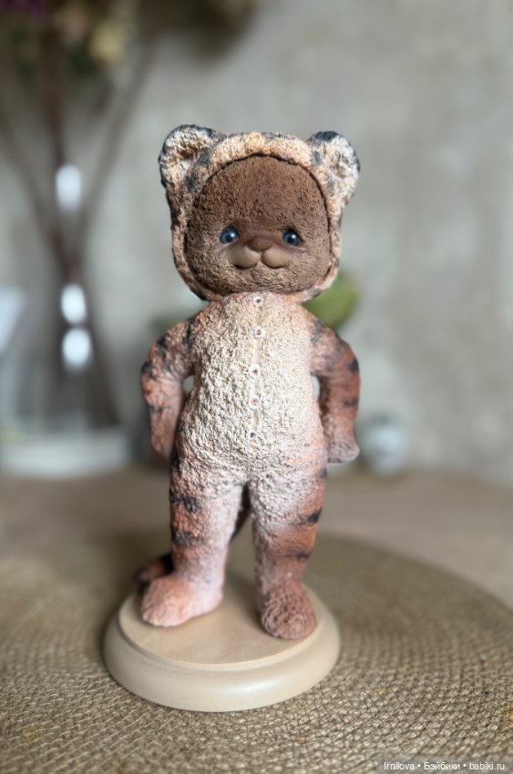 Статичный мишка в костюме тигра