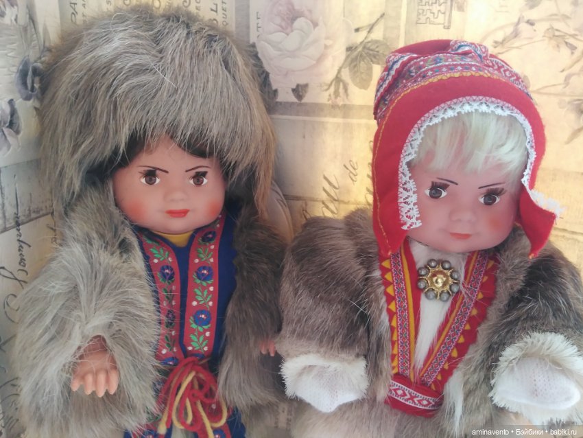 Пара пупсов в национальных финских нарядах