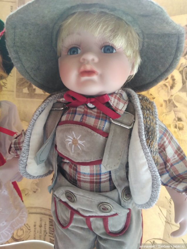 Фарфоровые куколки в национальных немецких нарядах (фото 2)