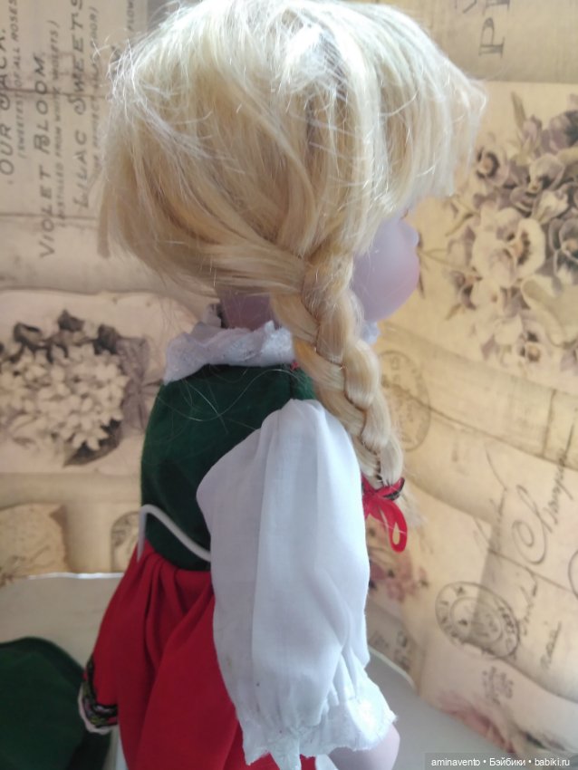 Фарфоровые куколки в национальных немецких нарядах