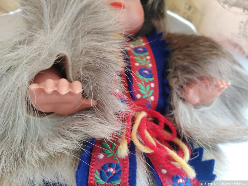 Пара пупсов в национальных финских нарядах