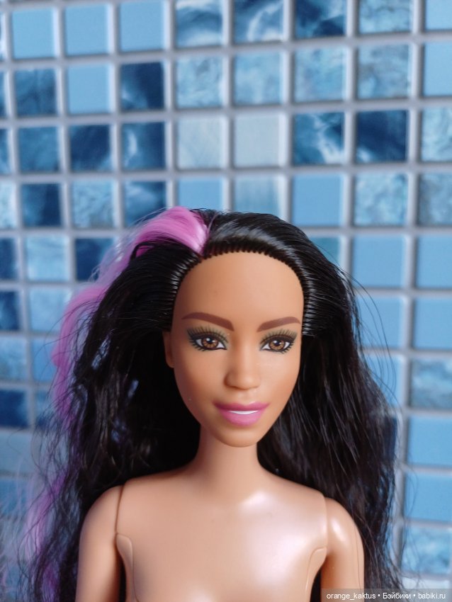 Барби из серии color reveal на шарнирном теле