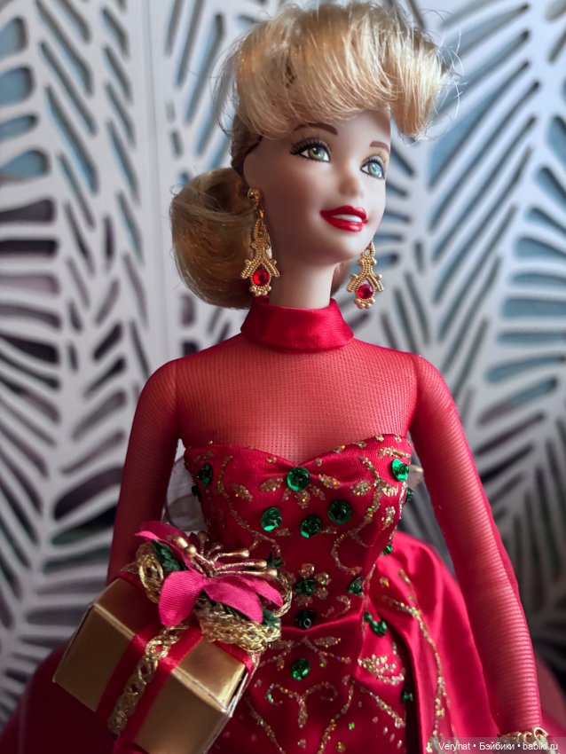 Фарфоровая Барби Barbie Holiday Gift (Праздничный подарок) (фото 2)