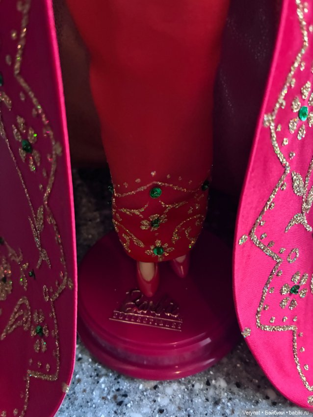 Фарфоровая Барби Barbie Holiday Gift (Праздничный подарок) (фото 3)