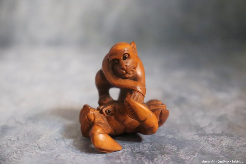 Нэцкэ "Обезьяна и краб". Подписана автором