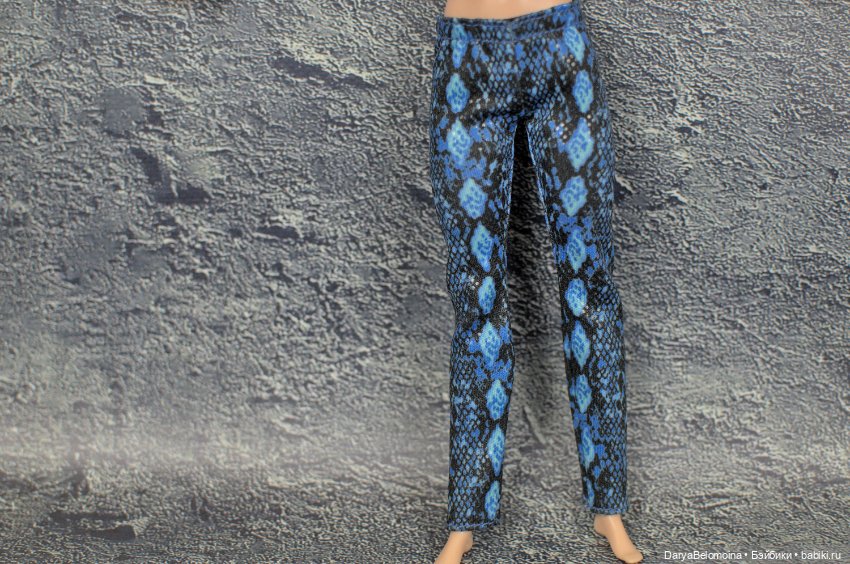 Штаны на Барби и Creatable Word разные (фото 2)