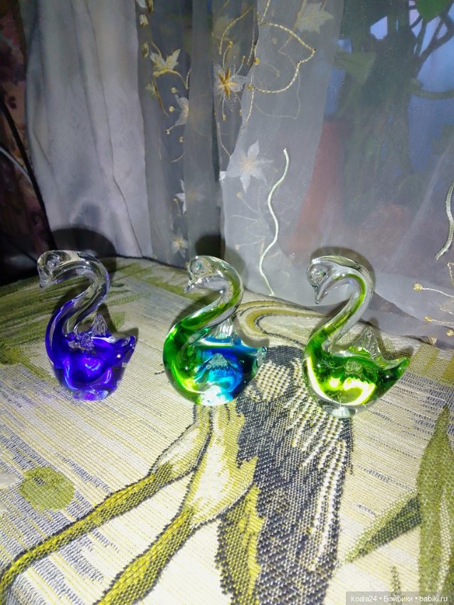 Статуэтка , фигурка ЛЕБЕДИ трио Цветное стекло