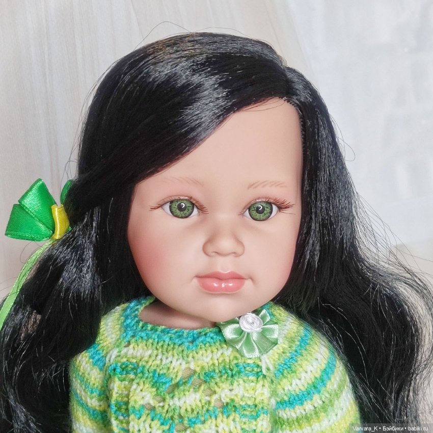 Кукла Llorens, брюнетка в зеленом, 42 см (фото 3)