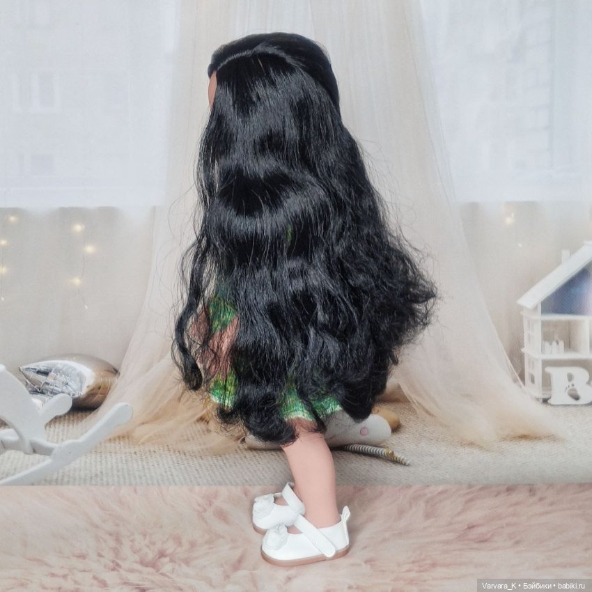 Кукла Llorens, брюнетка в зеленом, 42 см