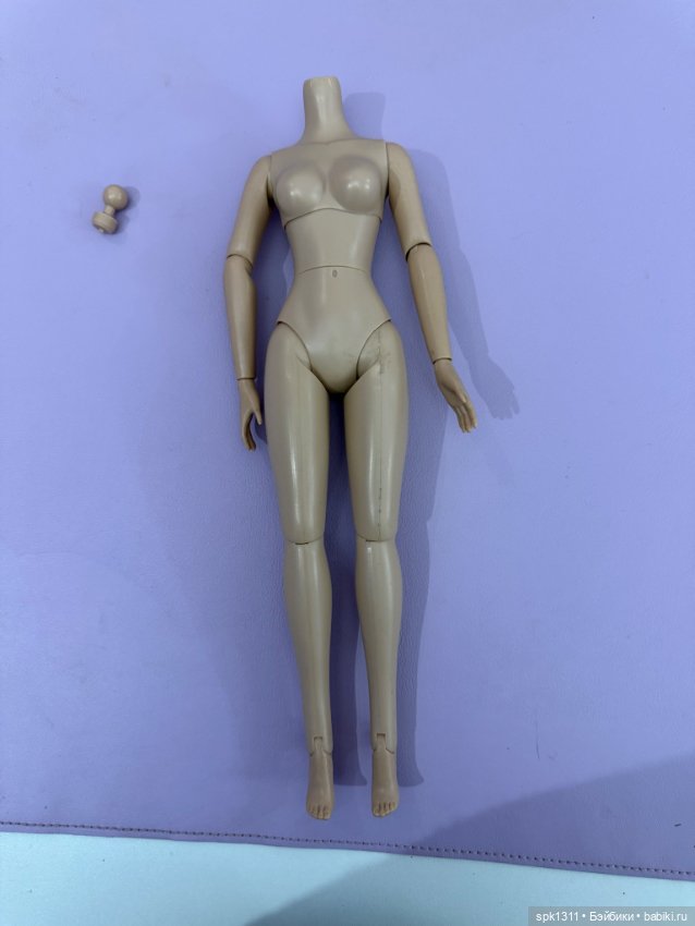 Подростковое тело Тоннер с дефектами плюс голова