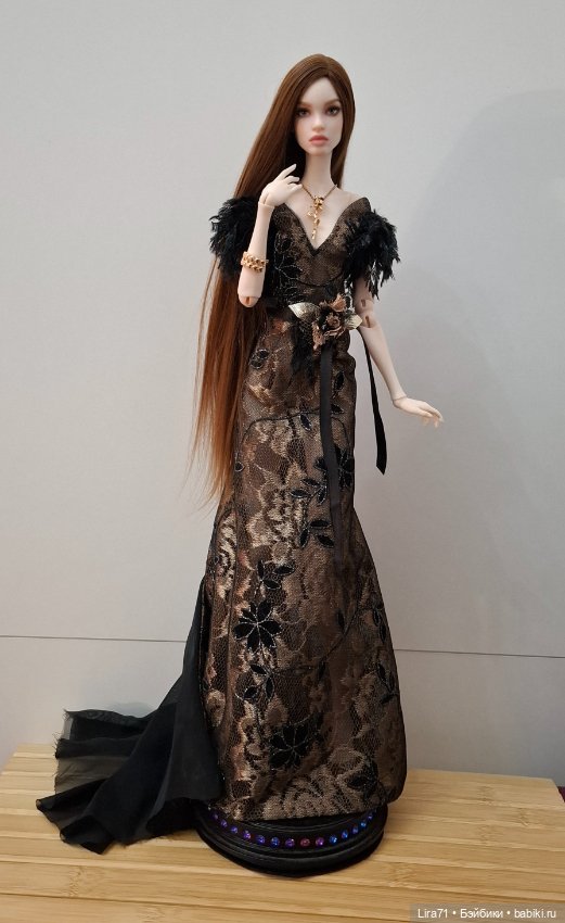 Платье, перчатки, чокер и роза на ленте на худеньких авторок 1/4