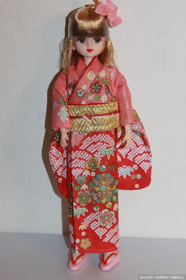 Ликка 4 поколения с ярким макияже