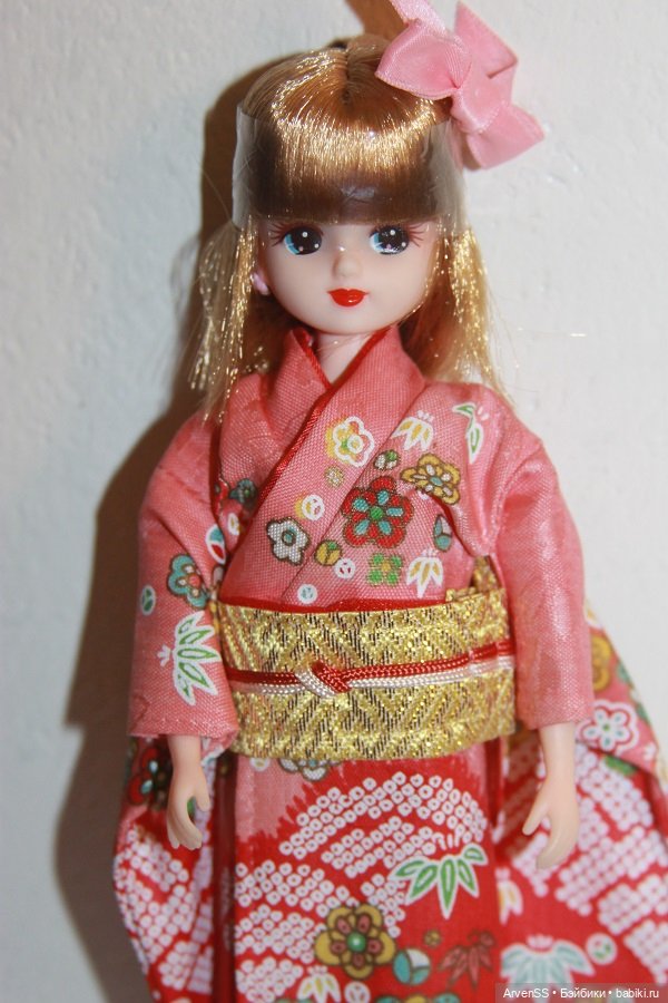 Ликка 4 поколения с ярким макияже (фото 2)