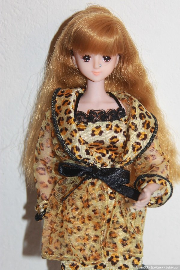 Голова первого выпуска подружки Дженни Шины