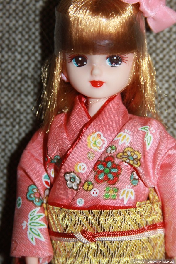 Ликка 4 поколения с ярким макияже (фото 4)