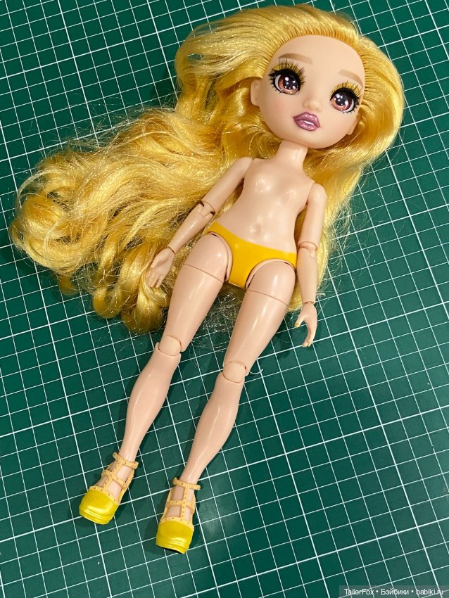 Две куклы Rainbow High с подставками и в платьях (фото 7)