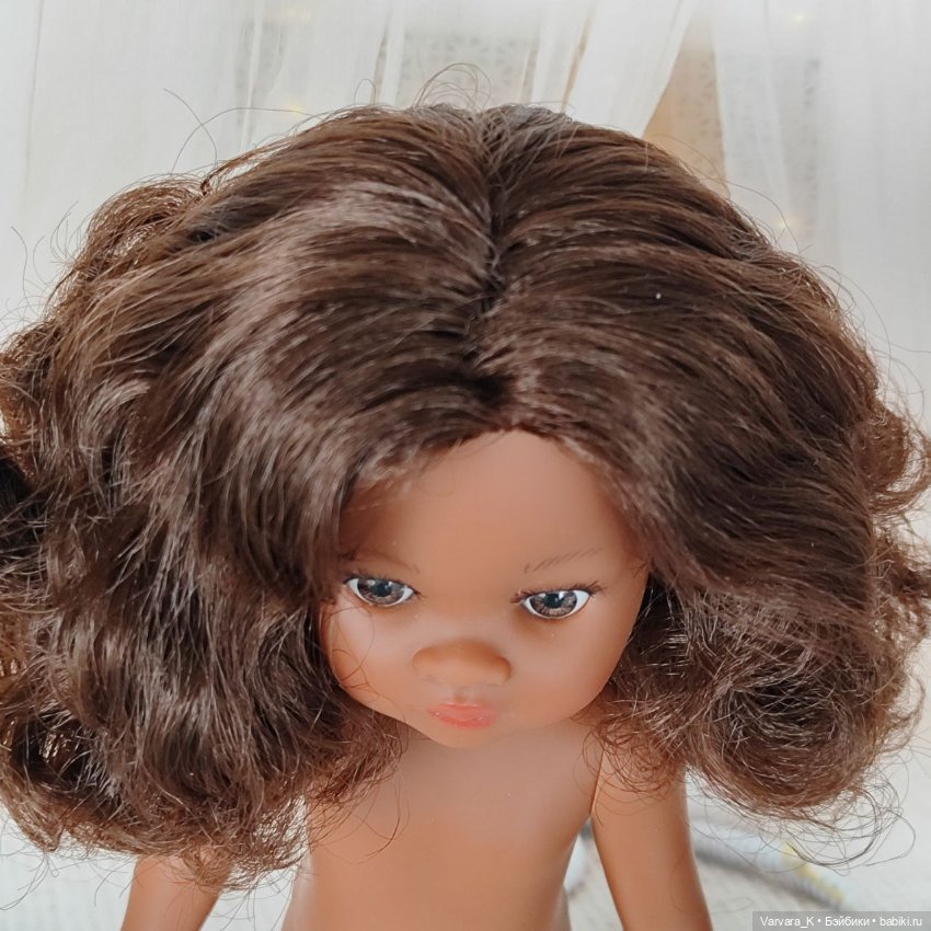 Paola Reina Нора с каштановыми кудрями, 32 см (фото 9)
