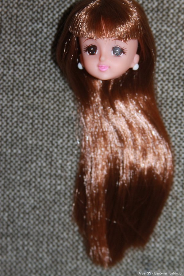 Голова Дженни шатенки компании Такара