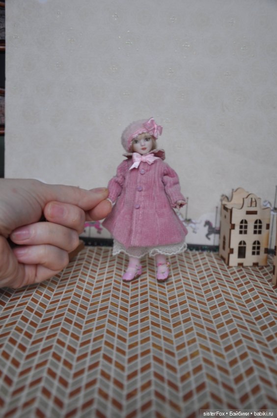 Шарнирная фарфоровая куколк Розочка