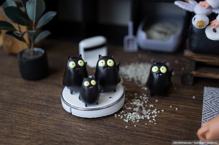 Робот - пылесос черного цвета 1:6 + котик в подарок) (фото 4)