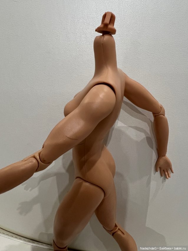 Тело Барби Супергерл с бедрами (фото 10)