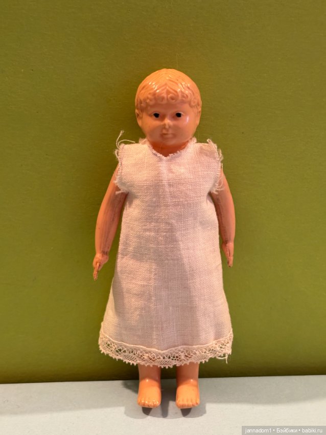 Целлулоидная ранняя куколка с рельефными волосами, высота 10,5 см