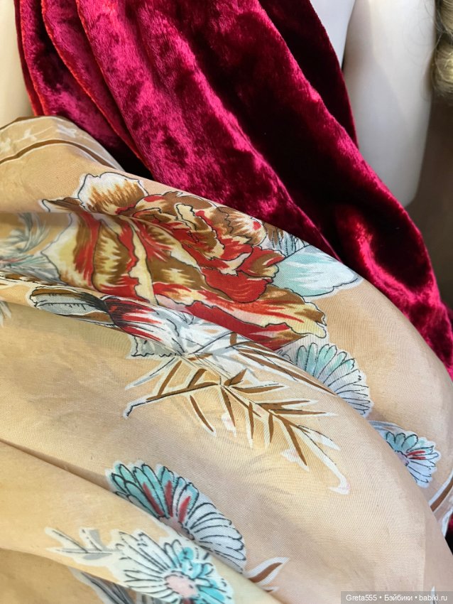 Старинный шелковый платочек с розами , для рукоделия . брошечка в подарок