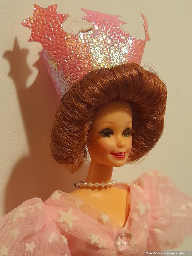 Королева Елизавета в аутфите Глинды (фото 5)